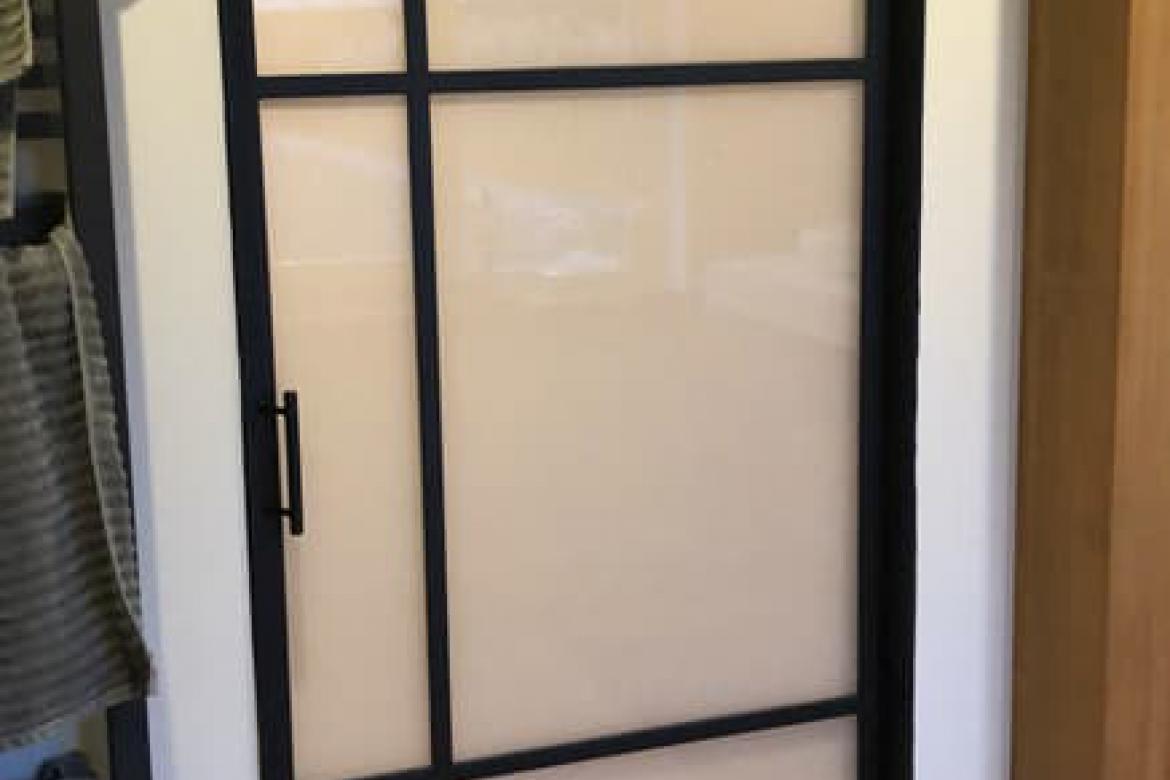 Glazen deur met metalen frame